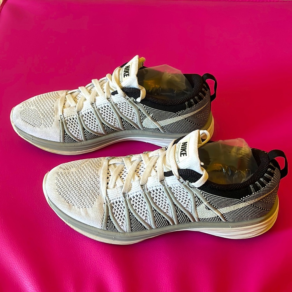 Nike women’s Flyknit Lunar 2 shoes